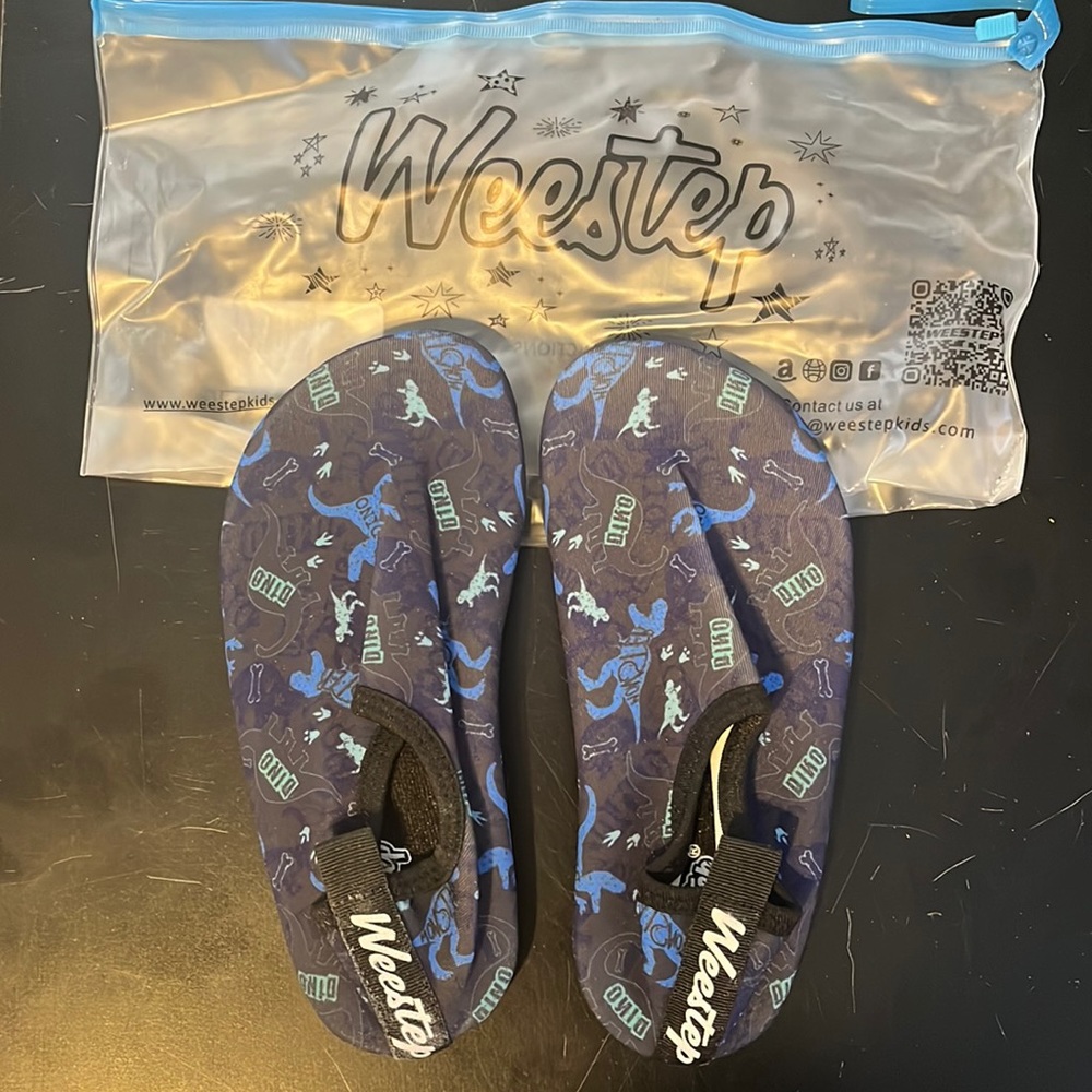Toddler beach shoes worn once dinosaurs size 11-11.5